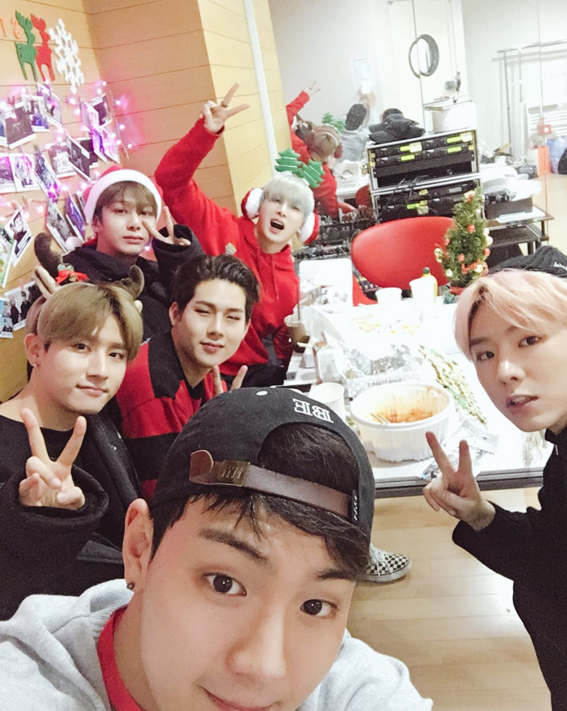 SHOWNU] Every Monbebe, Merry Christmas~~ translated by fymonsta-x