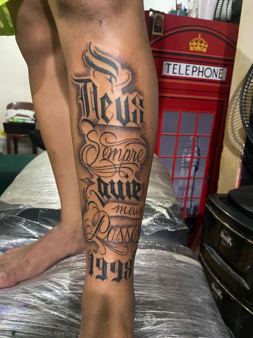 tattoo lettering  Tatuagem na perna, Tatuagem, Tatuagens na perna