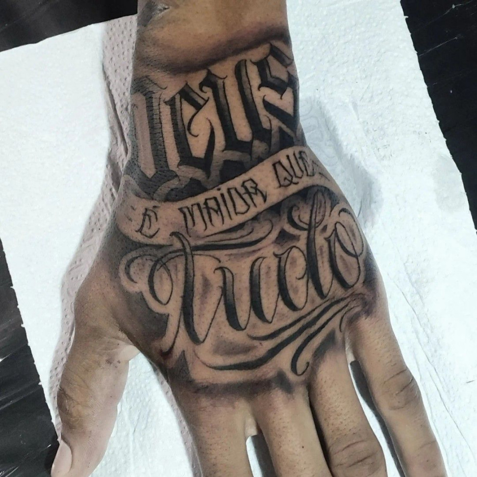 Lettering Deus é maior que tudo em   Tatuagem na mão