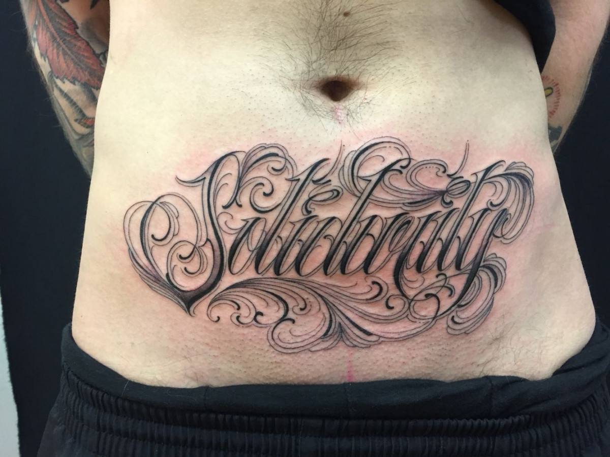 script tattoo  Tatuagem barriga, Lettering tatuagem, Tatuagem