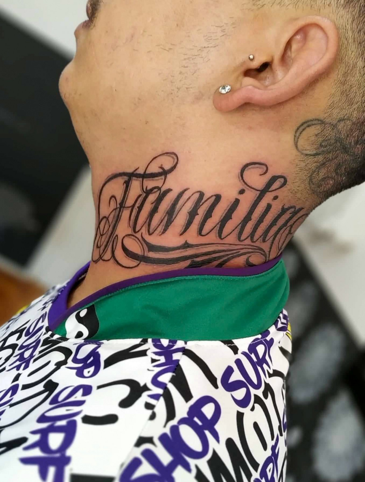 Tatuagem Família  Tatuagem no pescoço masculino, Tatuagem no