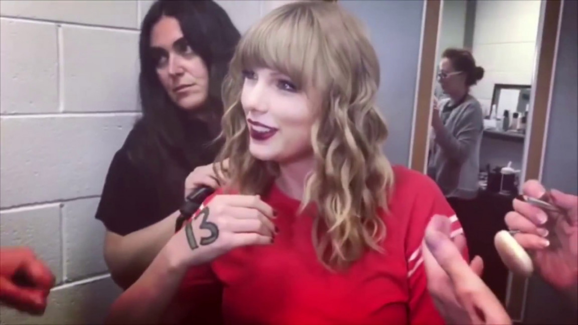 Taylor Swift Draws Number  On Her Hand Reputation Tour